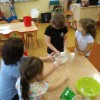 Świetna zabawa sensoryczna - ciecz nienewtonowska