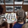 Zerówiaki zwiedzaja Szkolną Izbę Pamięci