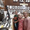 Zerówiaki zwiedzaja Szkolną Izbę Pamięci