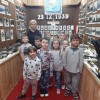 Zerówiaki zwiedzaja Szkolną Izbę Pamięci