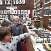 Zerówiaki zwiedzaja Szkolną Izbę Pamięci