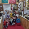 Zerówiaki zwiedzaja Szkolną Izbę Pamięci