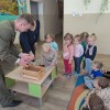 Przedszkolaki poznają mieszkańców lasu - spotkanie z leśniczym
